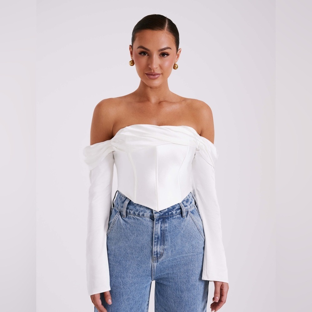 Meshki Giselle Satin Off Shoulder Top - White
Size: M